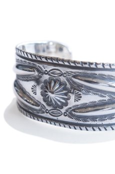 画像4: 【LARRY SMITH】 4 REPOUSSE SHELL BANGLE (4)