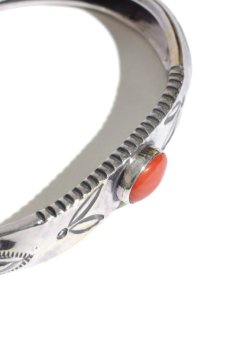 画像4: 【LARRY SMITH】 TRIANGLE REPOUSSE BANGLE CORAL (4)