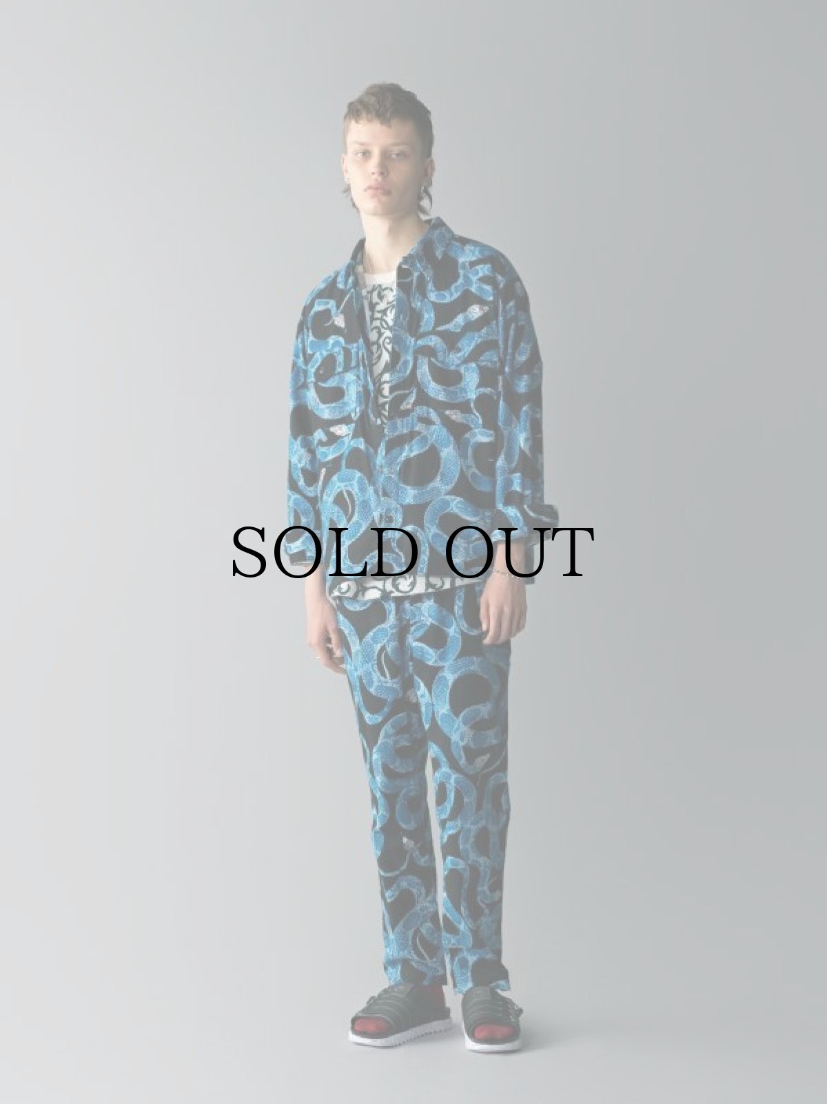 画像6: CALEE / Allover snake pattern over silhouette shirt jacket -BLACK- (6)